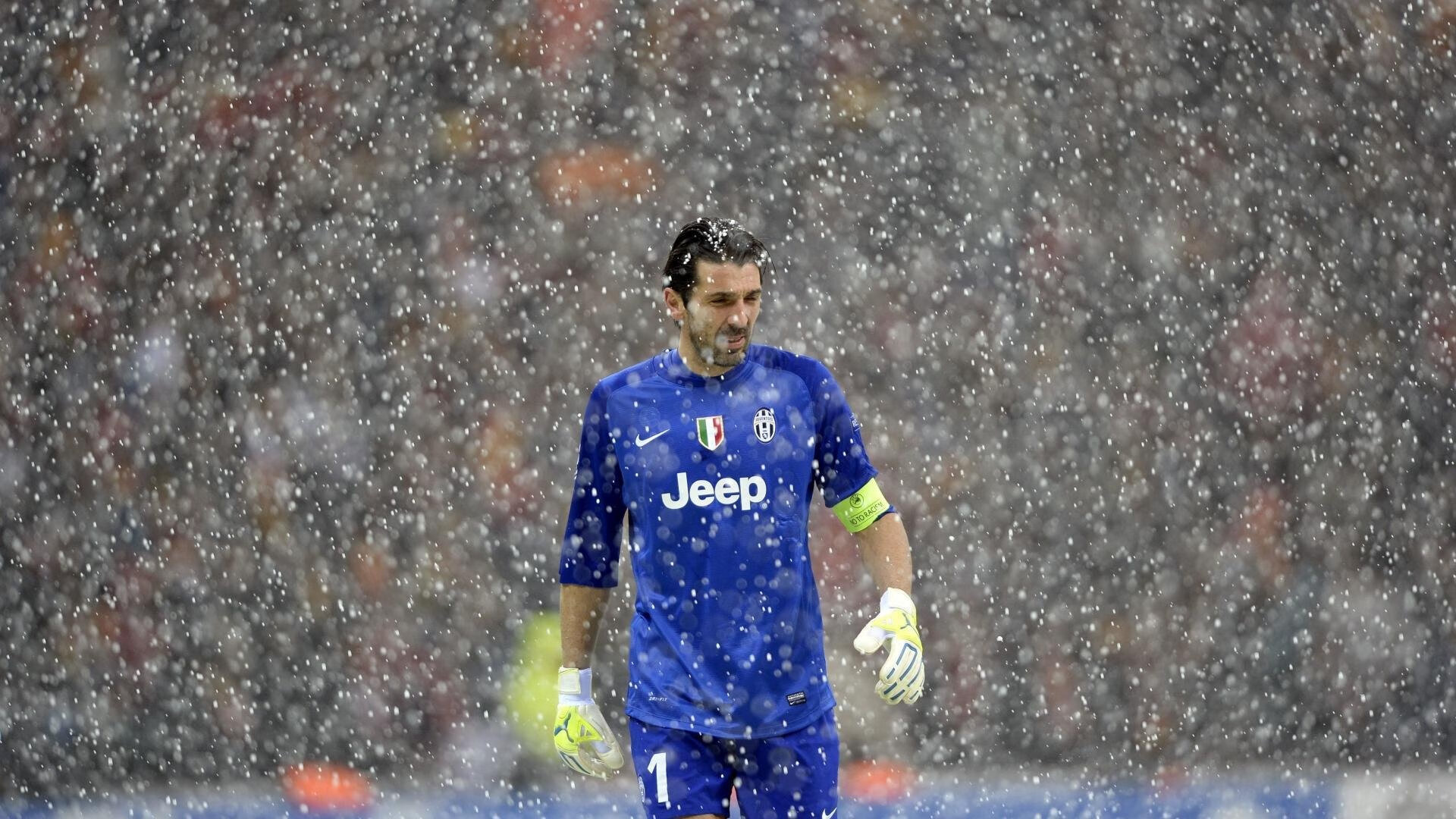 熊猫体育赛事-绿茵场与赛道外的传奇，当里昂压哨绝杀塞维利亚，F1年度争冠悬念再起